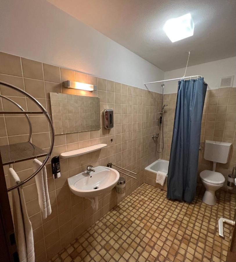 Hotel-Gasthof Deutschmeister Donauwoerth Ngoại thất bức ảnh