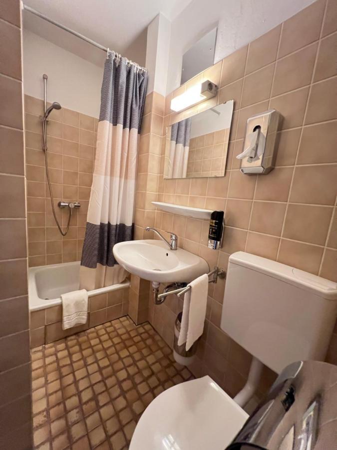Hotel-Gasthof Deutschmeister Donauwoerth Ngoại thất bức ảnh